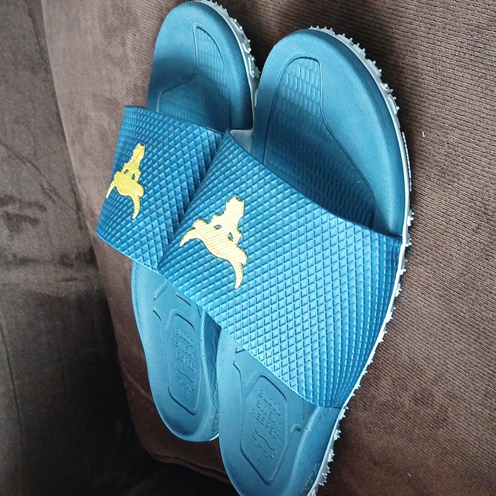 MENS  BLUE UNDERARMOUR SANDLES SIZE 14